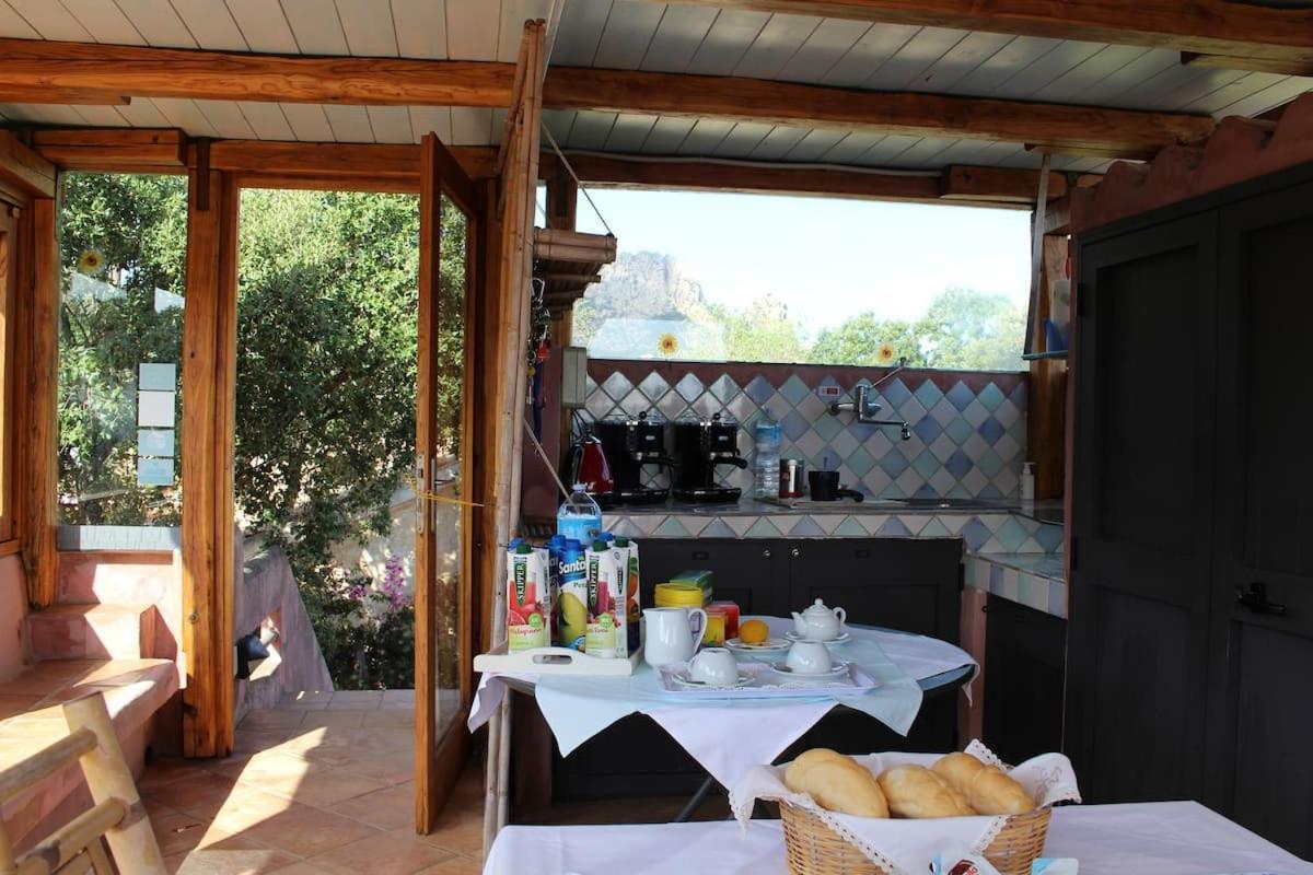 B&B Le Corti Di Aloa San Pantaleo Luaran gambar