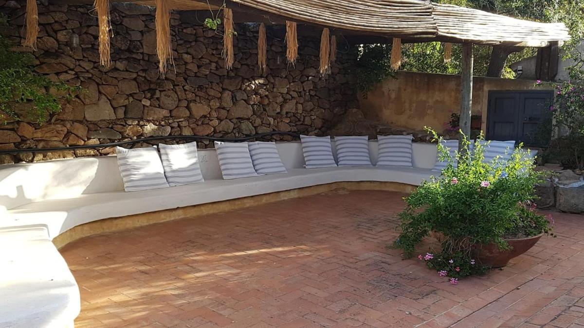 B&B Le Corti Di Aloa San Pantaleo Luaran gambar