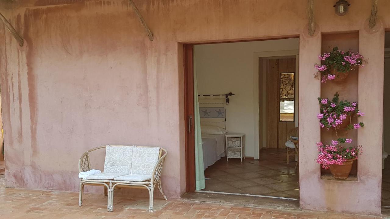 B&B Le Corti Di Aloa San Pantaleo Luaran gambar
