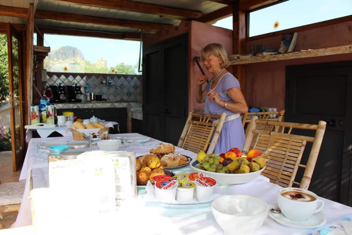 B&B Le Corti Di Aloa San Pantaleo Luaran gambar