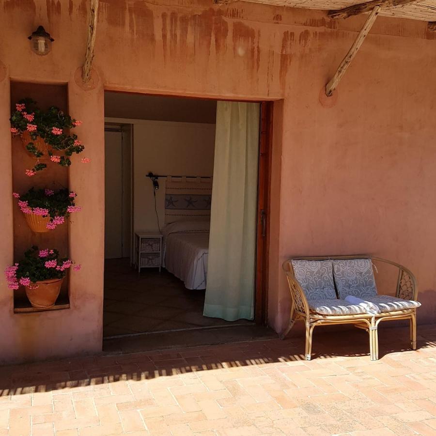 B&B Le Corti Di Aloa San Pantaleo Luaran gambar