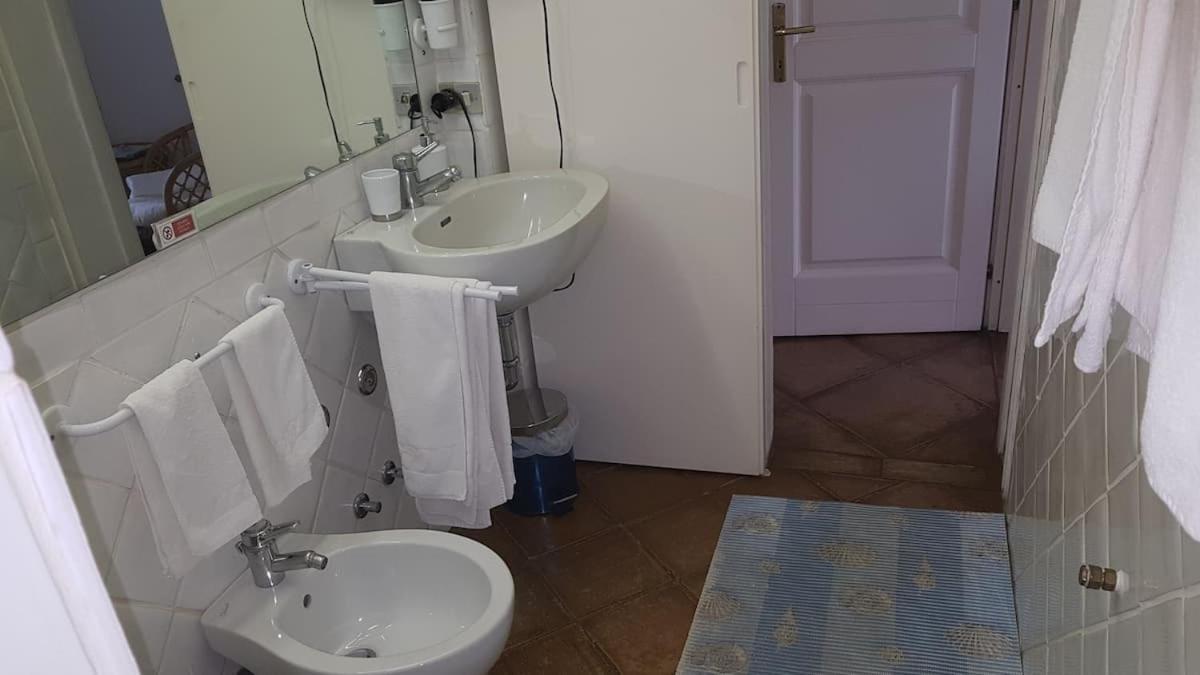 B&B Le Corti Di Aloa San Pantaleo Luaran gambar