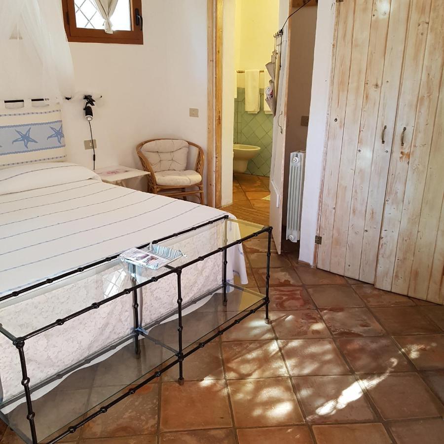 B&B Le Corti Di Aloa San Pantaleo Luaran gambar